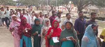Photo of Bihar- सुहाना मौसम के बीच मतदान के लिए मतदाताओं की मतदान केन्द्रों पर उमड़ी भीड़