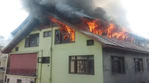 Photo of Jammu and Kashmir-  टाइल्स शोरूम में संदिग्ध परिस्थितियों में लगी आग लाखों का नुक़सान, एसएसपी ने घटनास्थल का लिया जायजा