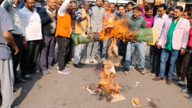 Photo of Gorakhpur- व्यापार मंडल ने किया हिंदुओं पर हो रहे अत्याचार के विरोध में पुतला दहन