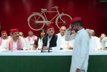 Photo of FunnyPressConference- प्रेस कॉन्फ्रेंस में पहुंचा सपा समर्थक, पुलिस की शिकायत सुनकर हंसी नहीं रोक पाए अखिलेश यादव!