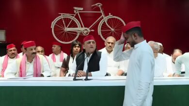 Photo of FunnyPressConference- प्रेस कॉन्फ्रेंस में पहुंचा सपा समर्थक, पुलिस की शिकायत सुनकर हंसी नहीं रोक पाए अखिलेश यादव!