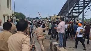 Photo of Meerut News: भूनी टोल प्लाज़ा पर बवाल: सेना के जवान से मारपीट, ग्रामीणों का हंगामा