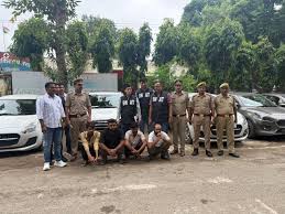 Photo of Ghaziabad- लोनी थाने का सिपाही चोरी गैंग से मिला, सिर्फ सस्पेंशन! FIR क्यों नहीं?