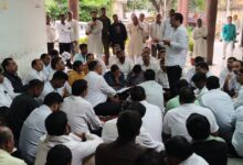 Photo of Ghosi (Up News) : रिश्वतखोरी के आरोप में निलंबित लेखपाल के समर्थन में तीसरे दिन भी लेखपालों का धरना जारी — संपूर्ण समाधान दिवस का किया बहिष्कार