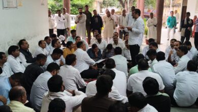 Photo of Ghosi (Up News) : रिश्वतखोरी के आरोप में निलंबित लेखपाल के समर्थन में तीसरे दिन भी लेखपालों का धरना जारी — संपूर्ण समाधान दिवस का किया बहिष्कार