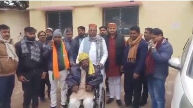 Photo of BJP MLA wheelchair viral video : बीजेपी विधायक की ‘चमत्कारी’ व्हीलचेयर! दिव्यांग को मिली कुर्सी, बैठते ही पैरों पर खड़ा हुआ युवक